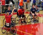 Tekerlekli sandalye basketbol oyuncusu sepete top atma